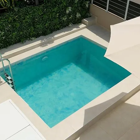 Beachside Apartment-pool-parking